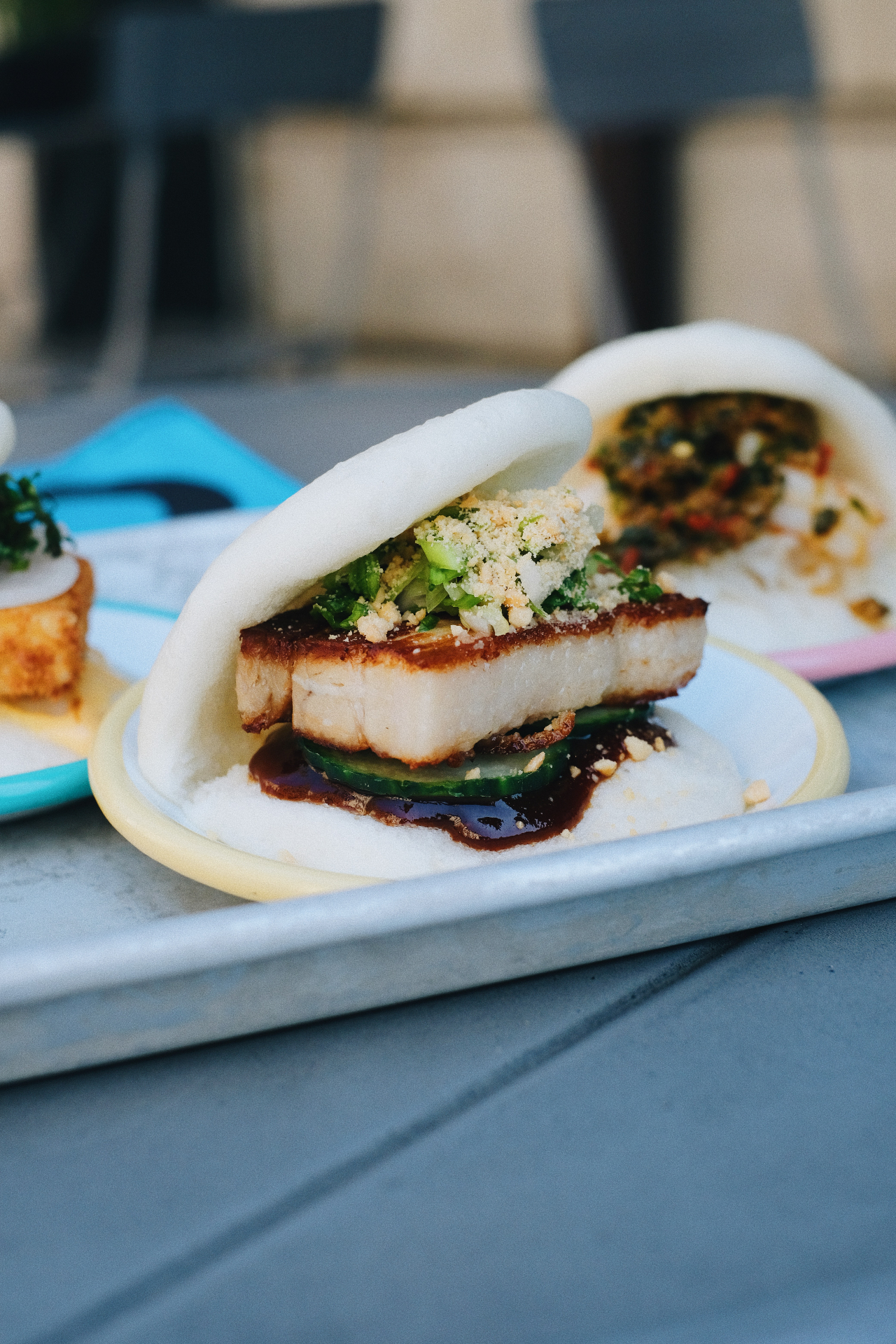 Gua bao garni au porc laqué présenté sur une assiette
